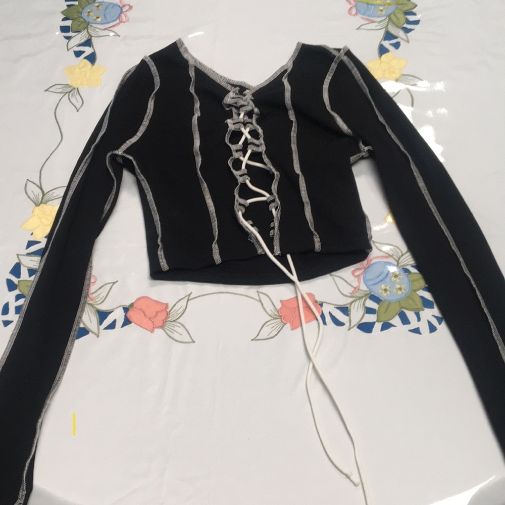 Long sleeve black and white crop top